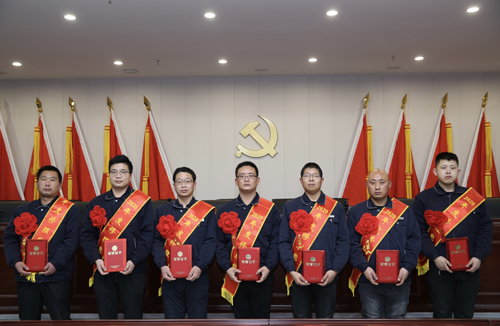 0206 修理能手從左至右依次為 邵冠峰、王寶玉、潘春樂、李龍、許特斯、韓利杰、寇增亮.jpg
