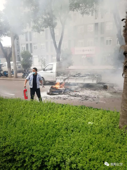 驚險！高溫天小貨車“上火” 萬幸！路遇公交車長及時“滅火”