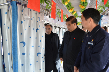 “娘家人”來公交 職工暖心增信心 市總工會(huì)黨組書記、常務(wù)副主席杜中岳一行到公交集團(tuán)調(diào)研