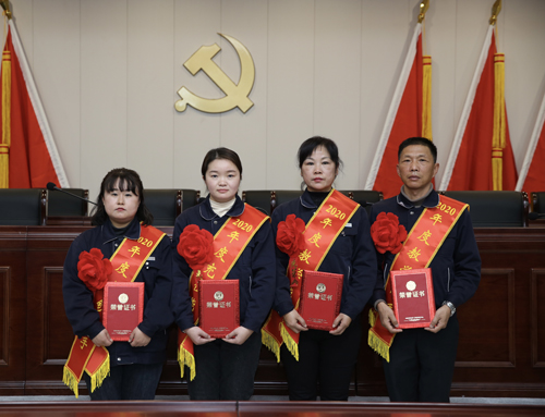 0207 從左至右依次為 點(diǎn)鈔能手王璐、充值能手孫昭娣、教學(xué)能手王慧娟、孫衛(wèi)東.jpg