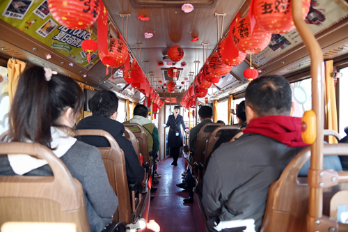 慶祝建司70周年！洛陽(yáng)公交集團(tuán)邀請(qǐng)市民代表“零距離”探秘公交03.JPG